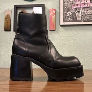 ⚡️Vintage Steve Madden Chunky Platform “SPIN” Boots⚡️